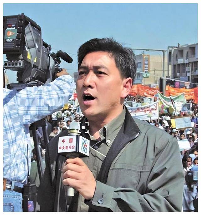 央视主持水均益现身加拿大,与美女微笑合影,引发移民传闻?