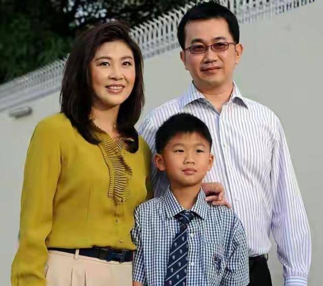 不老女神,英拉陪哥哥过节容颜依旧,儿子比她高一头男友仍未露面_阿努