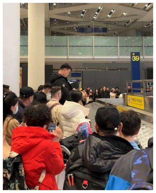 姚明现身机场 身材疑胖至400斤 拒绝签名遭围观_网友_姚沁蕾_个子