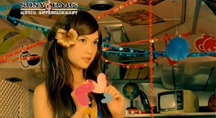 杨丞琳16岁时以女团"4 in love"出道,并在《流星花园》中饰演"小优"而