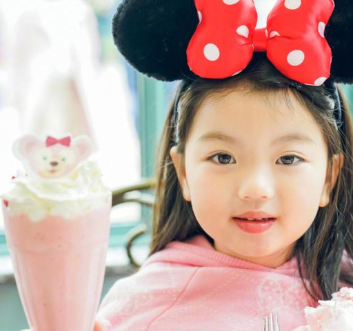 丢掉卖萌神器,长大后的阿拉蕾,更加惊艳了!_爸爸_双眼皮_小小年纪