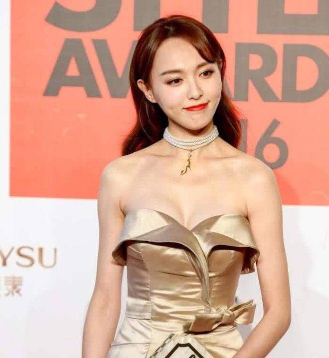 当86斤唐嫣撞上104斤柳岩, 同样的"裂缝裙", 果然还是黑色显瘦_身材