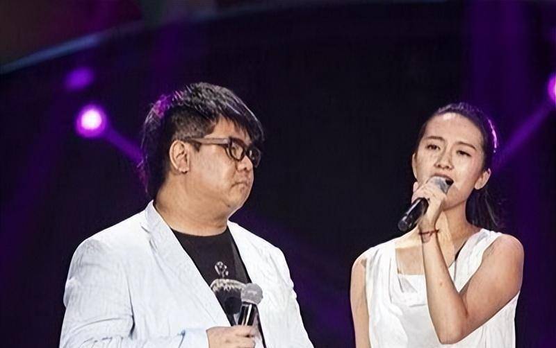 原创盲人杨光爆红后因目中无人被雪藏如今娶美妻生儿子