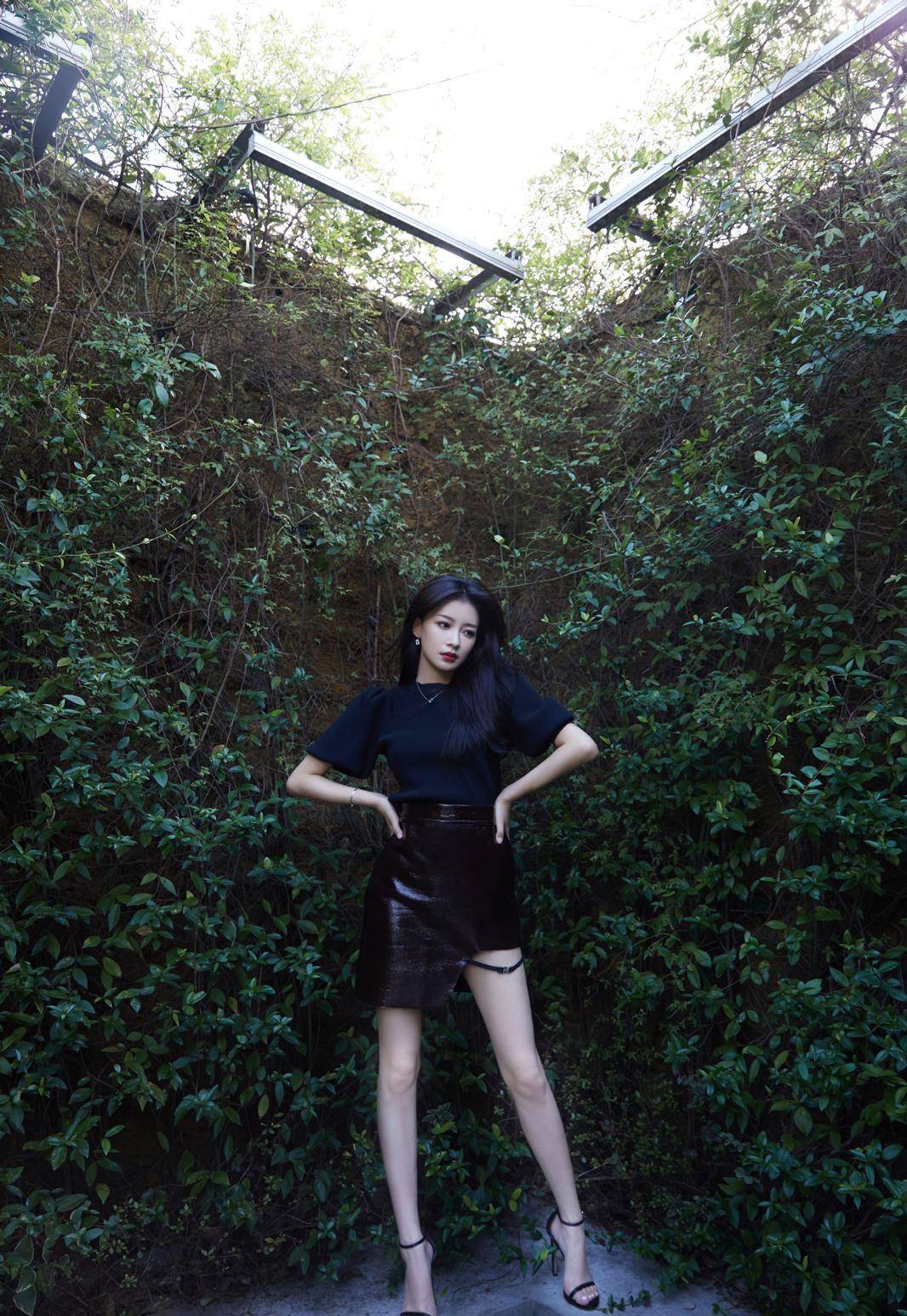 健身痕迹的人身上会看得比较明显一些,这样的大长腿让孙怡看起来不