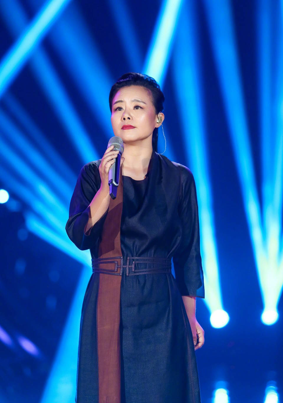 龚琳娜菜园摘菜晒照,一个词竟让网友集体懵圈:啥是白菜苔?