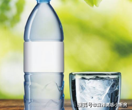 会喝白酒的人,一般都会配上一瓶矿泉水,这到底有什么用?