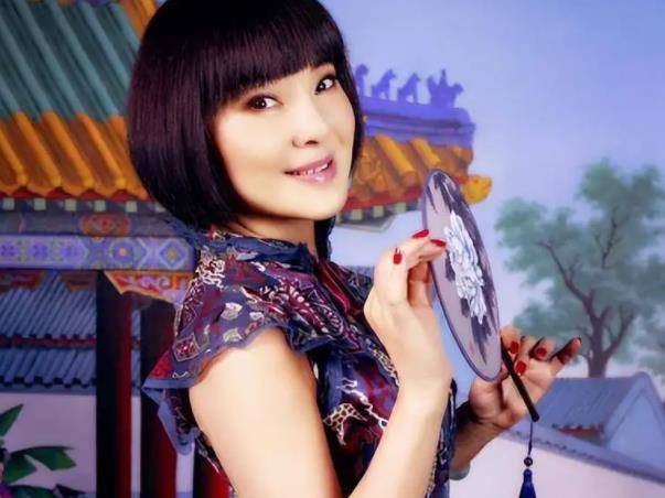 陈红是一名歌手,对于现在的她来说,很多人都没有在荧幕上面看见过陈红