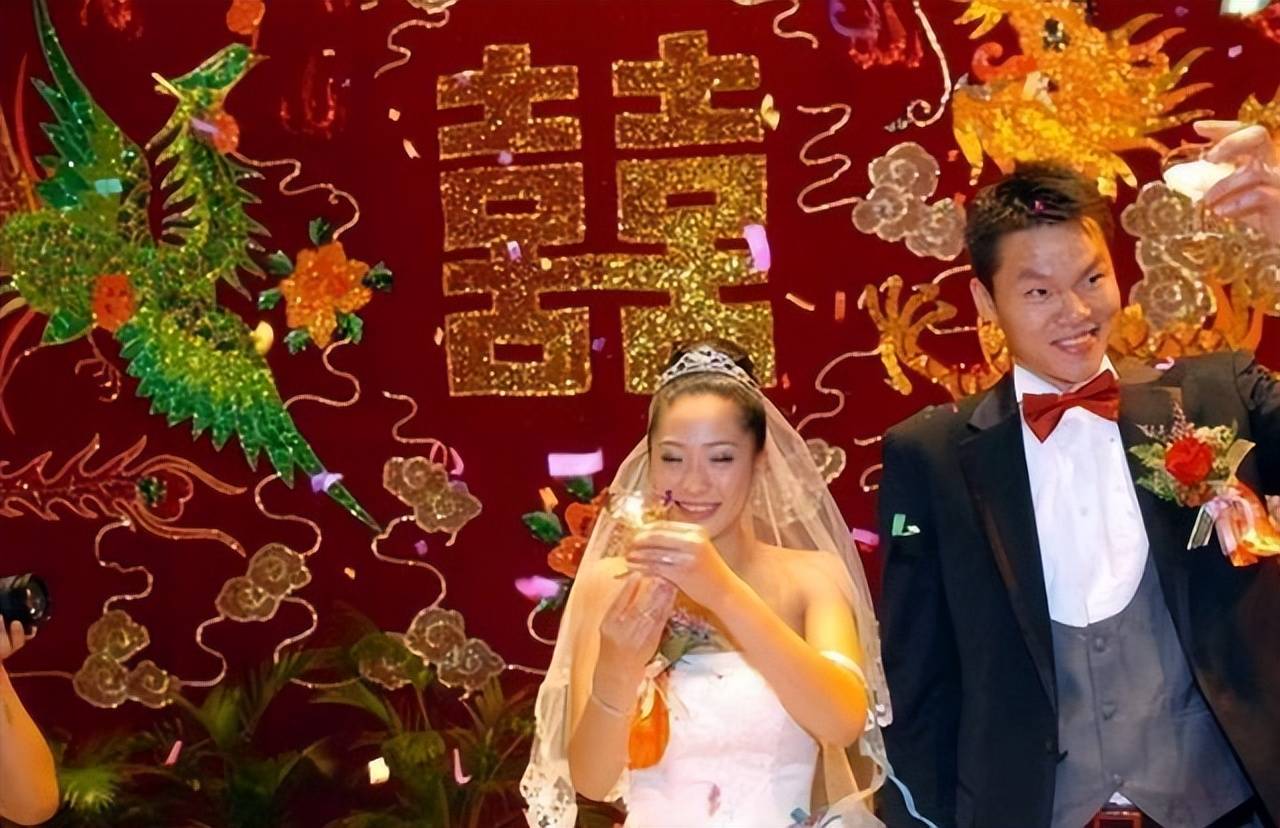 朱芳雨前妻离婚十年后现身,不惑之年如少女!