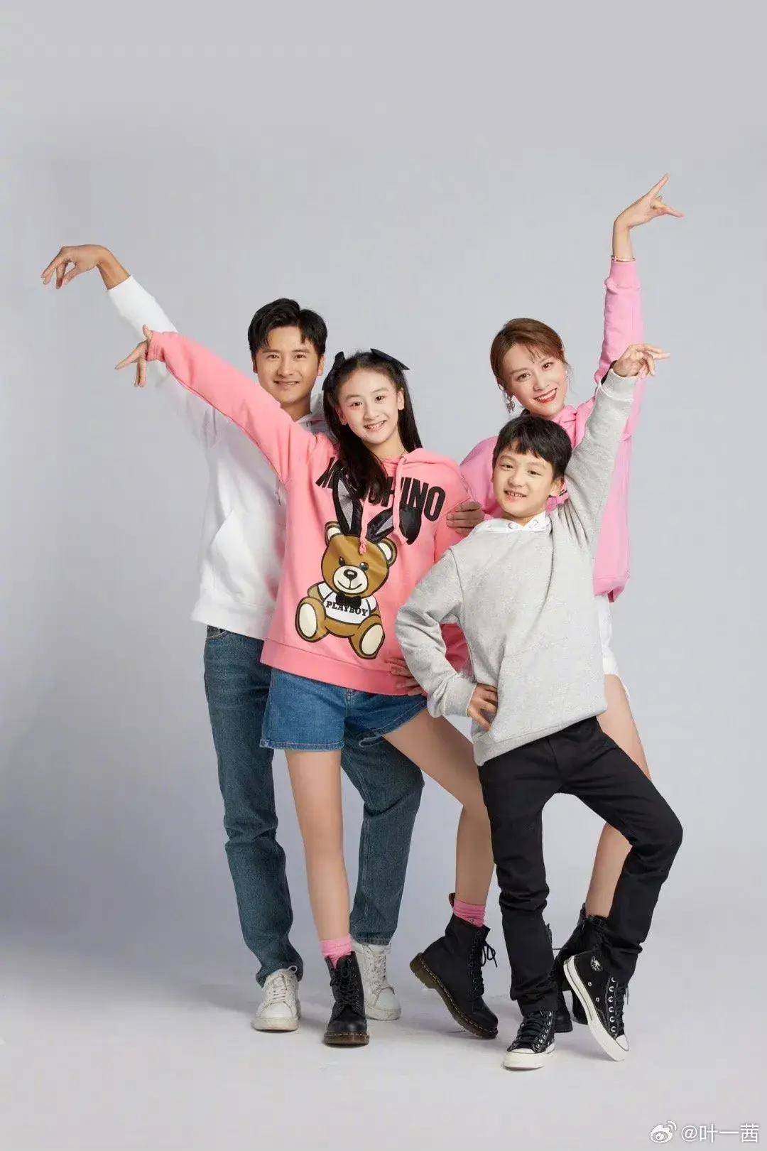 叶一茜田亮分享日常,一个秀全家福一个秀夫妻恩爱,幸福惹人羡_一家