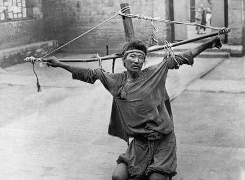 清末刑罚老照片:半空蹲马步,图4被强迫跪在铁链上,图5女犯人痛苦万分!