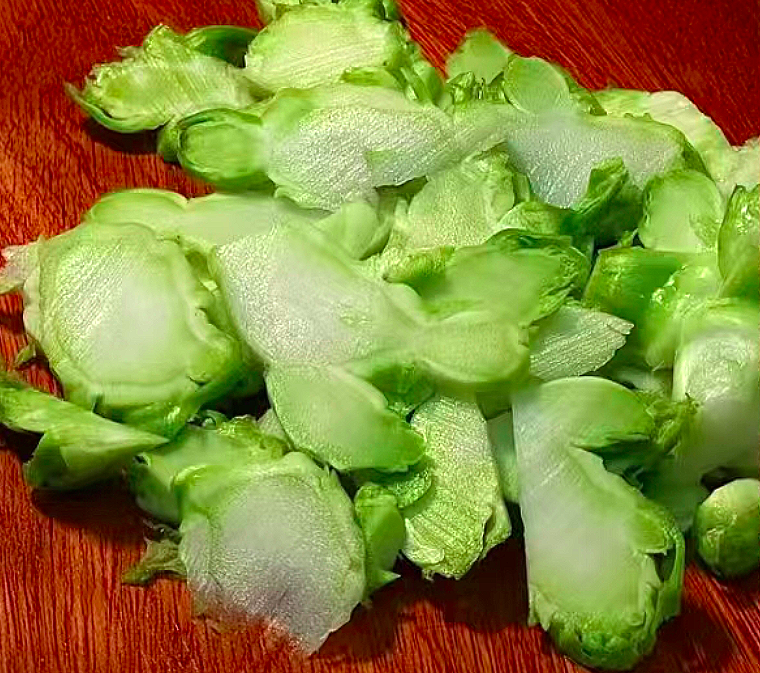 【儿菜炒腊肉】儿菜,也叫抱子芥,属芥菜的一种 肉质茎膨大,有些吃起来