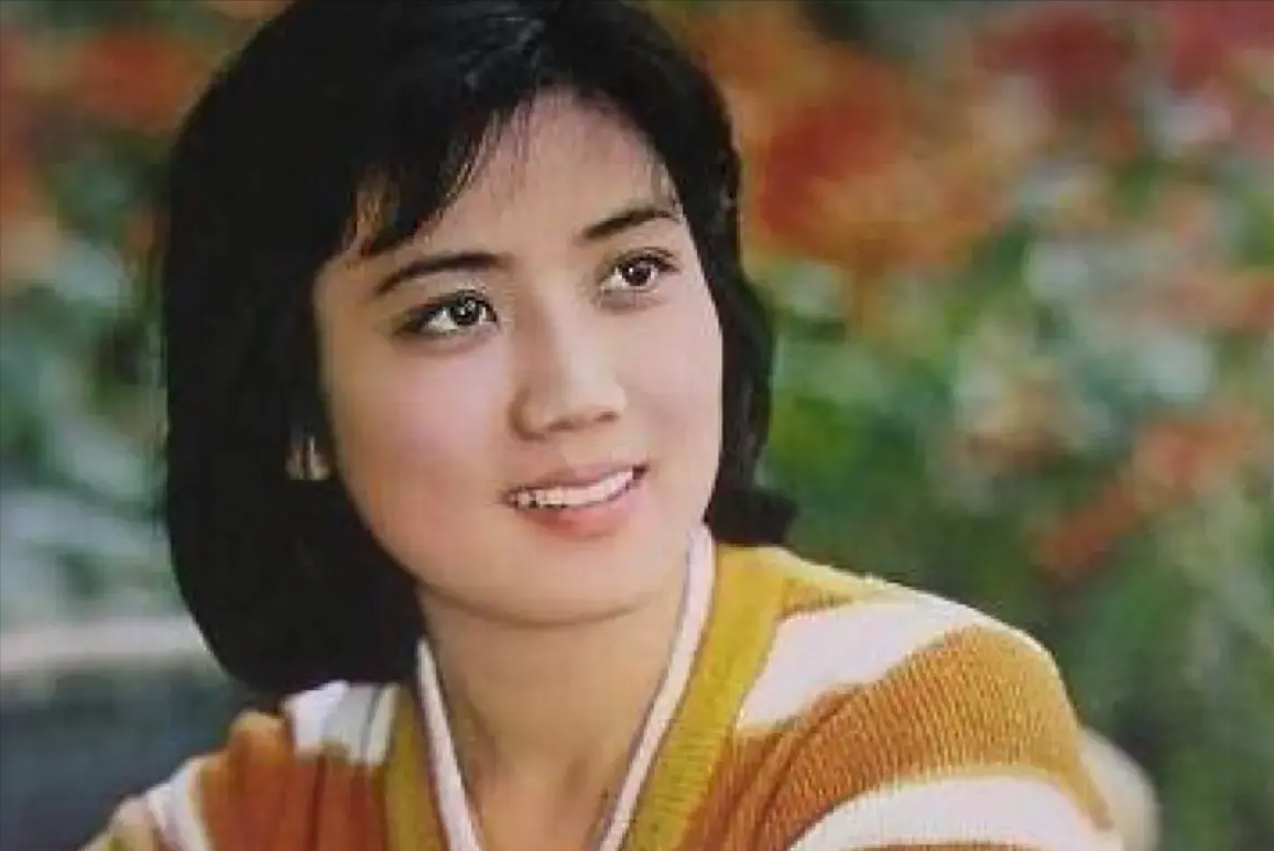 李秀明息影30年,经商后像换了个人,今69岁已做外婆儿子事业有成_电影