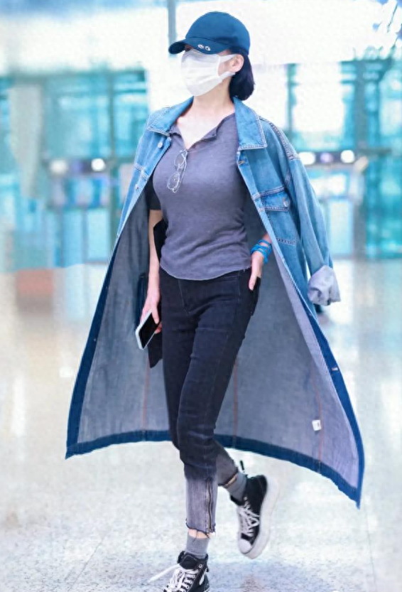 原创55岁的许晴身材真丰满上身打底衫牛仔裤差点包不住