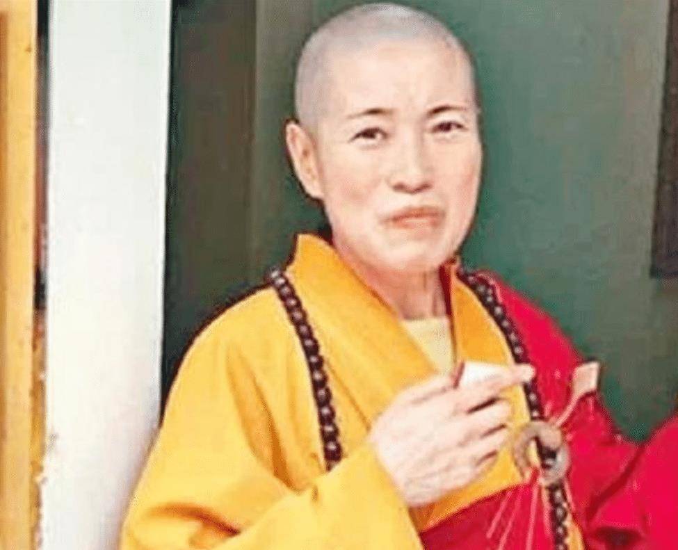 香港女住持释智:僧袍里穿黑丝,两次嫁和尚,开豪车住别墅_生活_佛门