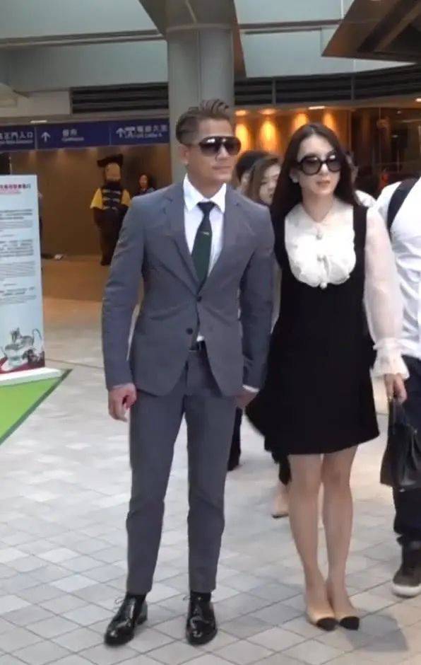 原创57岁郭富城与小4岁岳母罕见合影俩人状态一个像时尚小伙一个似