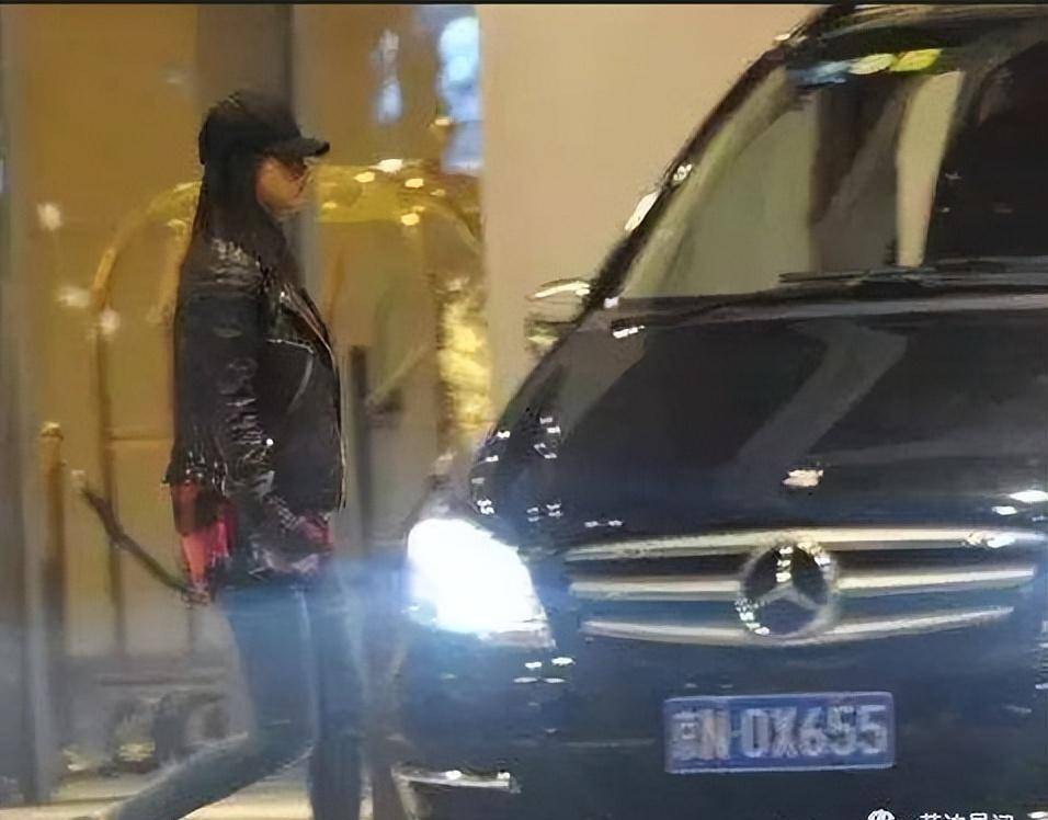 车出镜率最高的奔驰ml350价格高达7位数而蒋欣日常出行的代步工具也让