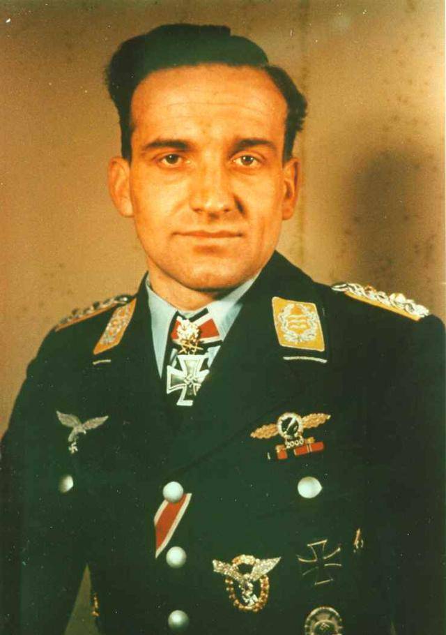 二战期间,希特勒将最高荣誉勋章给了谁?此人创造了一个神话!