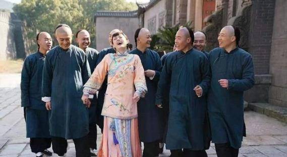 而在现实的历史中的周莹不仅建立了商业帝国,还被慈禧收为干女儿,封为