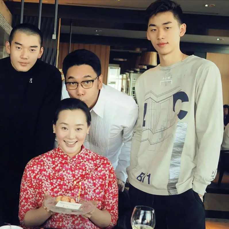林依轮儿子林子濠毕业,与女友拥抱庆祝,两子均学习恋爱两不误