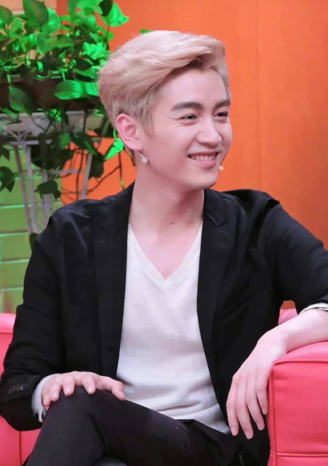 作为陈晓的同窗好友,张佳宁此前在接受采访时就曾爆料,陈晓当时是他们