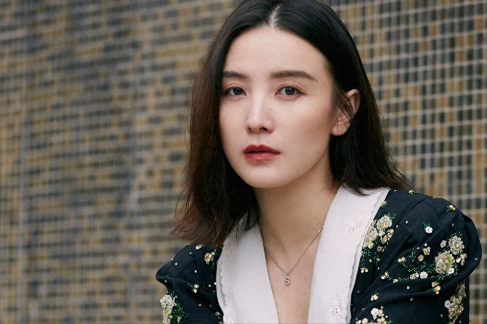 回顾宋佳:因事业放弃陈龙,因婚姻放弃张黎,今42岁仍未婚_感情_女孩子