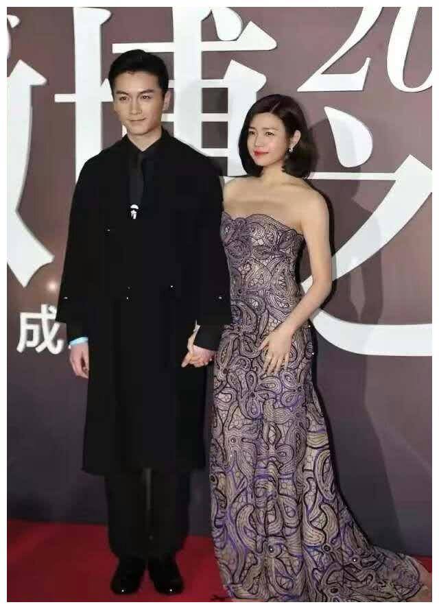 陈妍希抹胸裙亮相,夫妇同框如王后,陈晓小跟班状似仍不减娇.