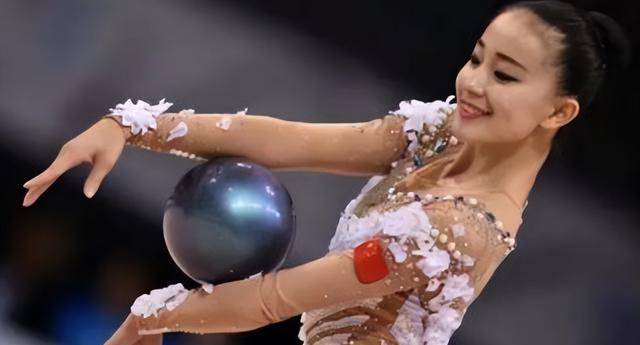 挺胸照走红,却发育过快被迫退役,拒绝进娱乐圈去做教练_张豆豆_体操