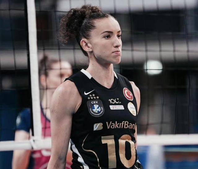 她是一个有个性,有魅力,很强的球员.她是一名队长,做了队长应该做的一