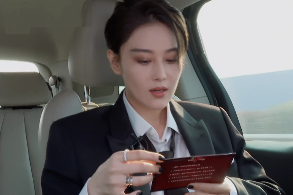 张馨予夫妇恩爱游玩丽江,何捷蹲地为老婆拍照,女儿留家上幼儿园_照片