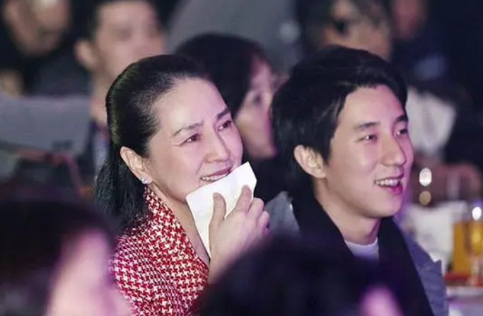 原创成龙老婆太霸气穿白套裙拎20万大牌包真豪横狠狠拿捏住贵妇范