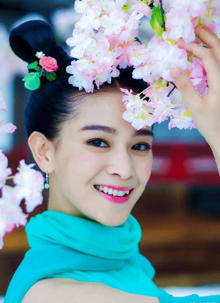 原创因太子妃走红演过安家合作过章子怡她还需要在恋综找对象