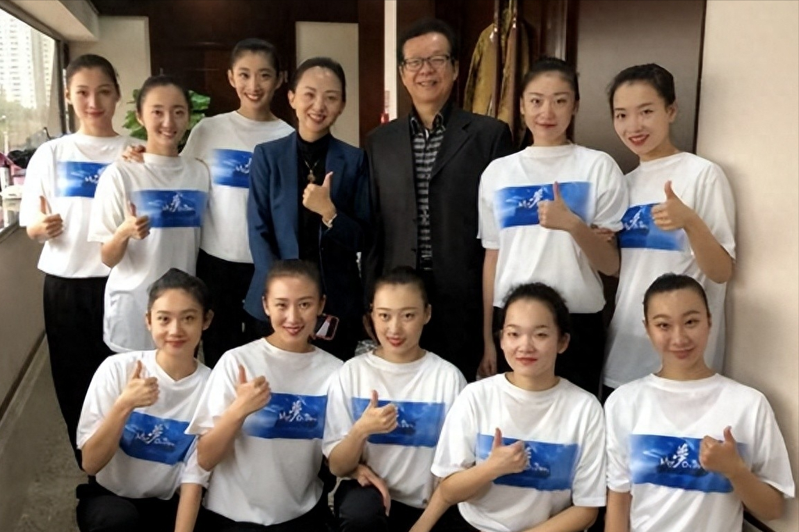 原创当年春晚千手观音聋哑人领舞被富豪苦追8年如今成了这样