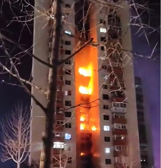 3月1日辽宁丹东市一栋24层高楼发生大火,现场惊心动魄
