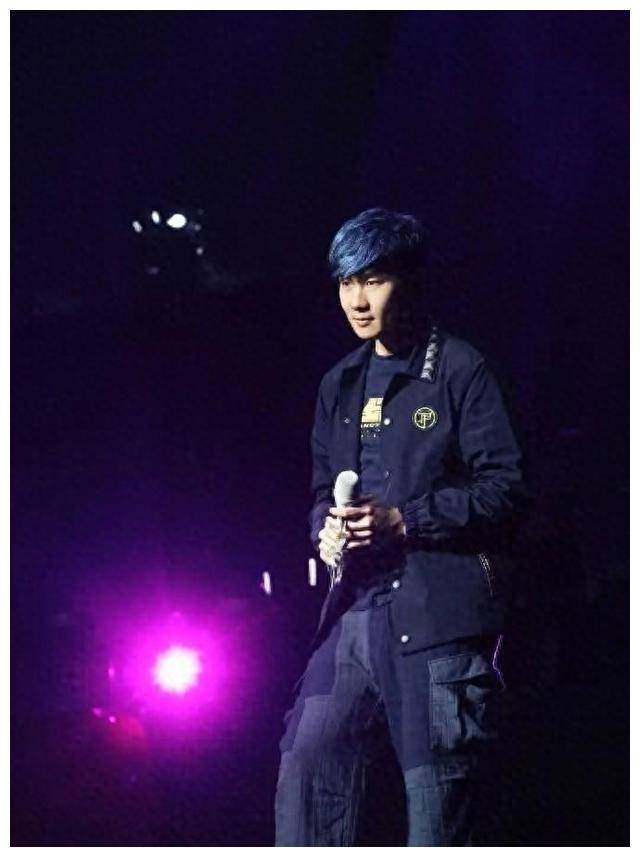 林俊杰机场被"墨水洗礼" 依旧签爱心,粉丝围观热议_明星_行为_偶像