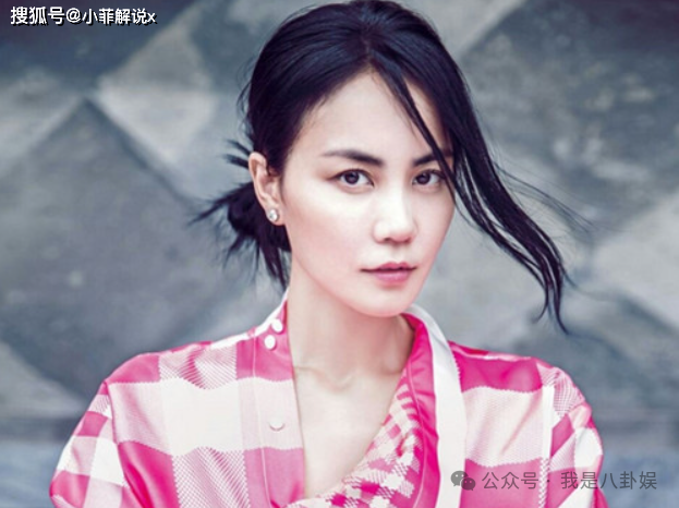 原创王菲谢霆锋日本回国照曝光王菲用拳头轻锤男友脖子上起大疙瘩引