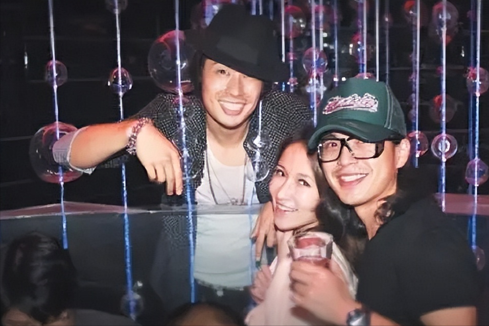 但萧亚轩并没有执着在李威这棵树上,第二年吴建豪生日会上萧亚轩则是