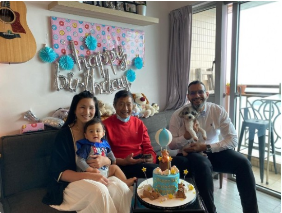 原创郑佩佩前夫近照穿红色卫衣为外孙庆生同框女儿一家比女婿年轻