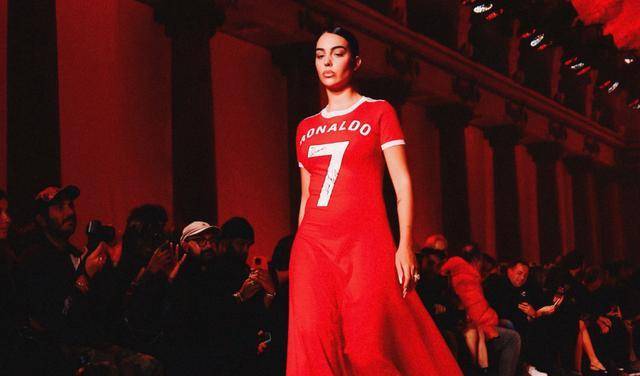 乔治娜赴巴黎时装周!