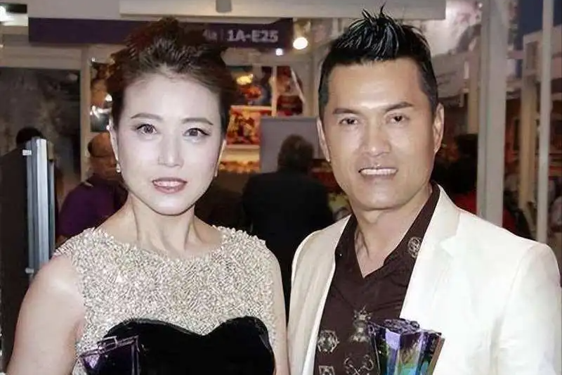 离婚32年,周海媚和吕良伟天差地别:她因病离世无儿女,他已三婚_感情