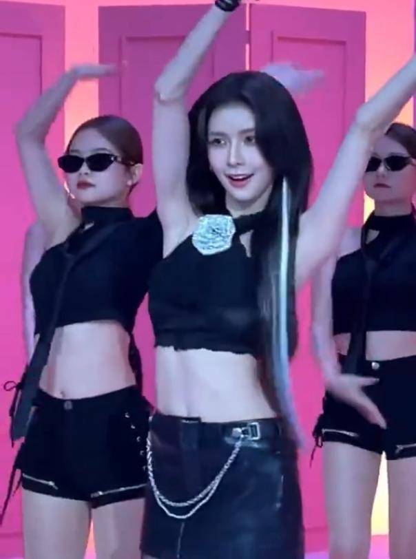 而第六位则是湖南卫视金鹰卡通主持人谭薇,被大家称为是小燕子姐姐,曾