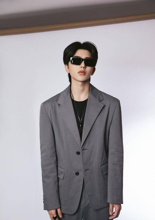 蔡徐坤西装墨镜照上热搜,网友:妥妥的霸道总裁既视感_身材_时尚_照片