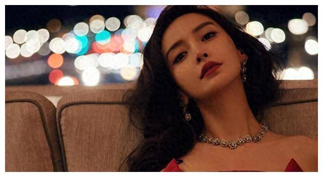 杨颖封杀后重现镜头:发际稀疏面貌大变,狼狈不堪._明星_观众_巅峰