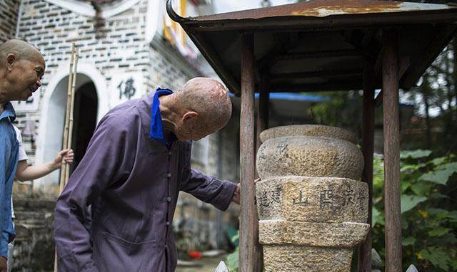 这个80多岁的僧人14岁出家苦修,曾割肉救母终生一件佛衣_释觉_佛教