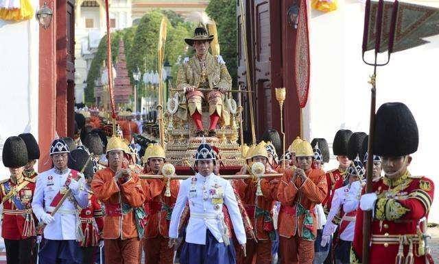 原创泰国王室嫔妃地位多低庶出的女儿跟父王并肩但妻子却被要求下跪