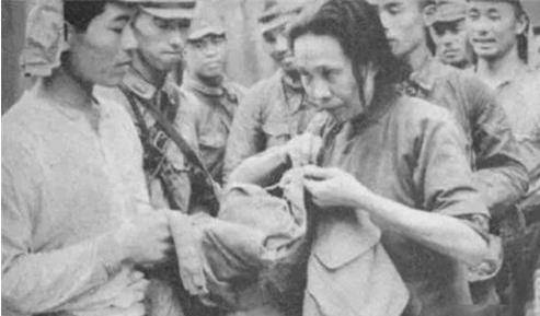 密集的人头数量,可能就是某个慰安妇帐篷前排队的画面_中国_日军_日本