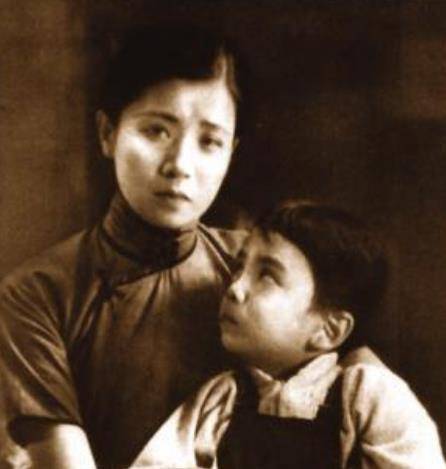 回家妻子不开门,他走到公园散步,徘徊许久后,他最终选择自杀_黎铿