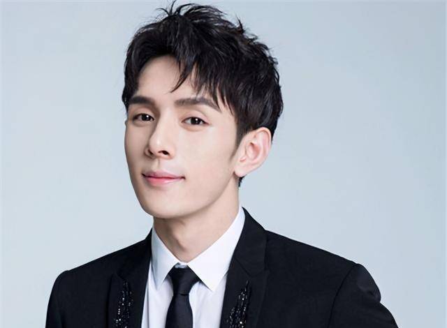 李佳琦年赚2亿上海买房,父亲却在工地开车,直言:不用他一分钱_化妆品_