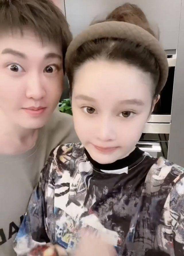 同爹不同命,赵大叔小女儿情人节秀结婚证,大女儿却无人认识_球球_父亲