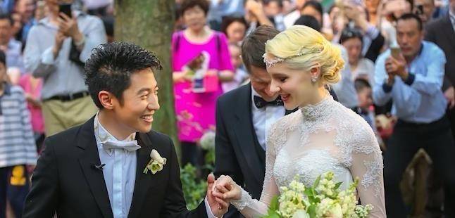 除了事业上比较顺利之外,撒贝宁还有一个幸福的家庭,他与女子李白结婚