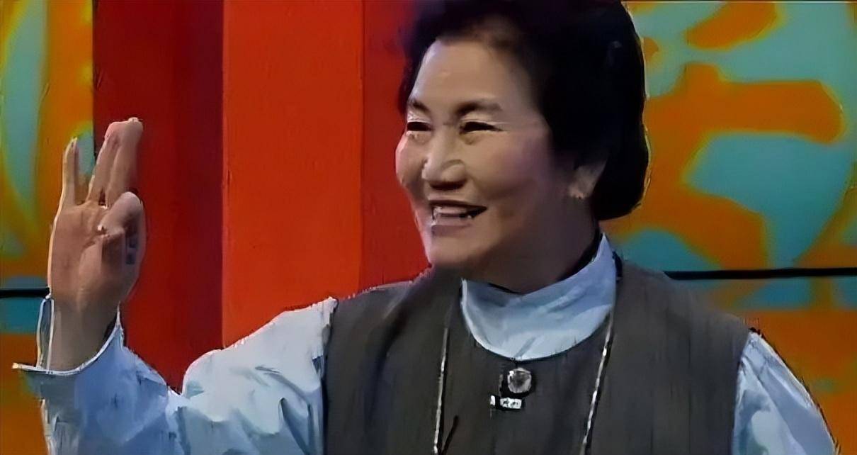 巩汉林9年没有参加舞台,因赵丽蓉生前一句话,听完让人心生敬佩_观众